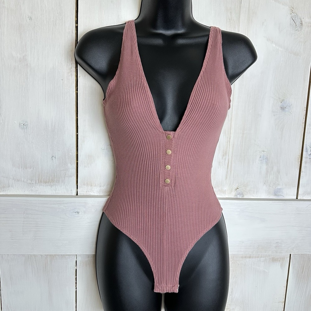 Marlowe Sirena Deep‎ V Neck Ribbed Bodysuit Dusty Rose Size Medium Gold Buttons